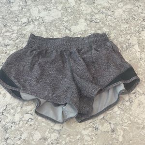 lululemon grey hotty hot shorts size 2 2.5 inch